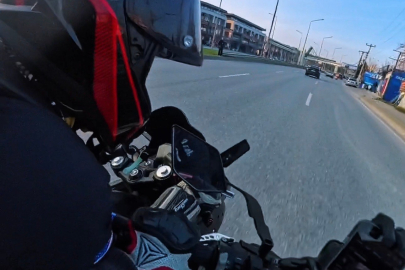 Bir anda şerit değiştirdi, motosikletler çarpıştı