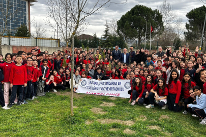 Bursa'da ilköğretim öğrencileri selvi fidanı diktiler