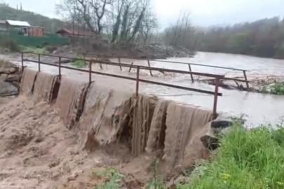 Bursa'da aşırı yağışlar köprüyü trafiğe kapattı