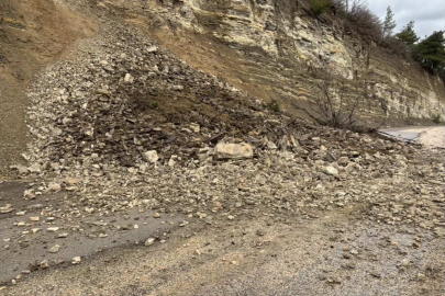 Bursa’da heyelan yolu kapattı