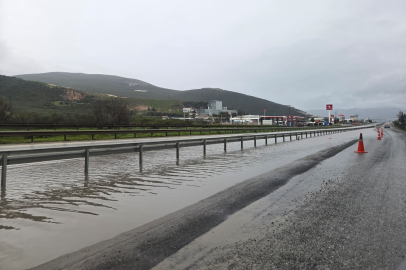 Bursa'da su birikintisine giren otomobil mahsur kaldı