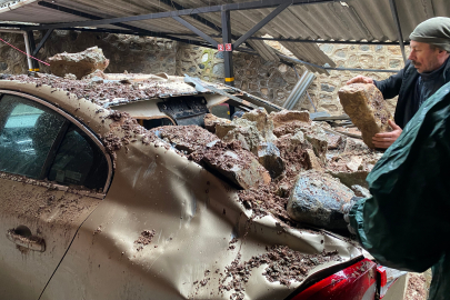 Bursa'da yağışla istinat duvarı çöktü, 3 lüks otomobil zarar gördü