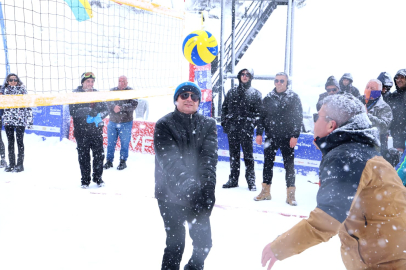 Osmangazi’den Uludağ’da Nefes Kesen Kar Voleybolu Şöleni