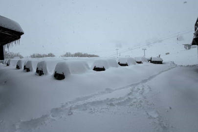 Uludağ'da etkili olan kar yağışıyla günübirlikçiler zirveye akın etti