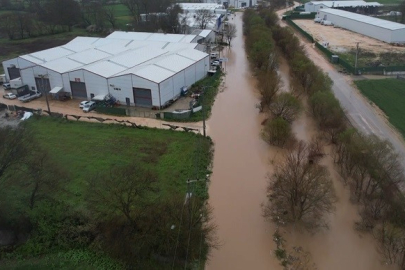 Ürünlü Deresi taştı, araçlar mahsur kaldı