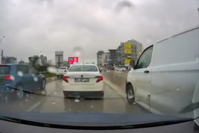 Bursa'da yol verme kavgası: 3 kişi sürücüye saldırdı