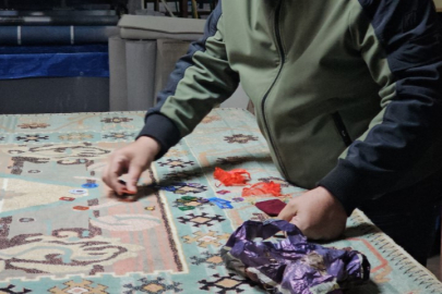 Poşetten insanlık çıktı, halının arasındaki altınlar sahibine ulaştırdı