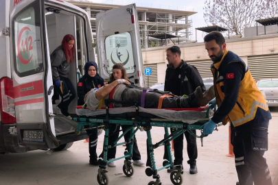 Çöken çatıdan düşen usta yaralandı