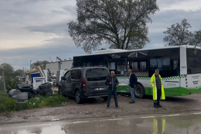 Belediye otobüsü ile nakliye kamyonu çarpıştı: 2 yaralı