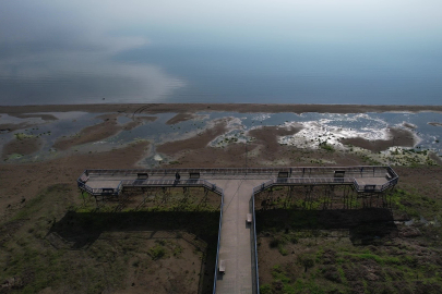 İznik Gölü'nde su çekilmesi alarm veriyor...İskele karada kaldı