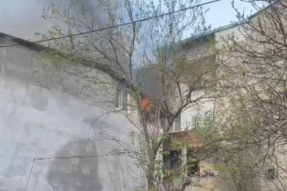 Çatı katında korkutan yangın… Mahalleli sokağa döküldü, çatı küle döndü