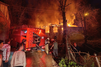 İnegöl'de tek katlı ev alev alev yandı