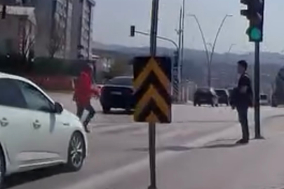 Bir adım hayat kurtardı… Kırmızı ışıkta yola atladı, facia teğet geçti