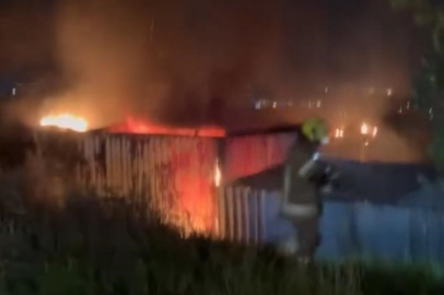 Bursa'da gece yarısı konteynır alevlere teslim oldu