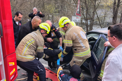 Bursa'da otomobil bariyerlere çarptı: 2 yaralı