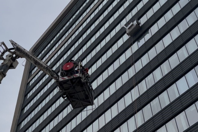 Dış cephede cam silerken asansör sistemi arıza yapınca mahsur kaldılar: İtfaiyenin müdahalesiyle kurtarıldılar