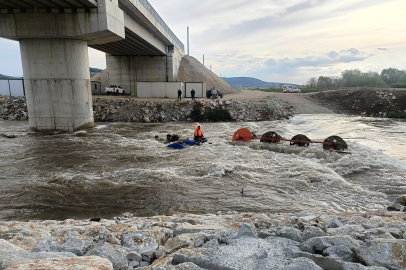 Dereyi traktörle geçmek isterken faciadan dönüldü: 10 işçi vinçle kurtarıldı