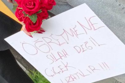 Öğretmen ve öğrenciler çiçeklerle karşılandı