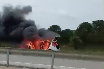 Seyir halindeki otomobil alev aldı