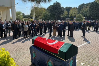 Akademisyen Doğan Yavaş, fakültesi önünden dualarla uğurlandı