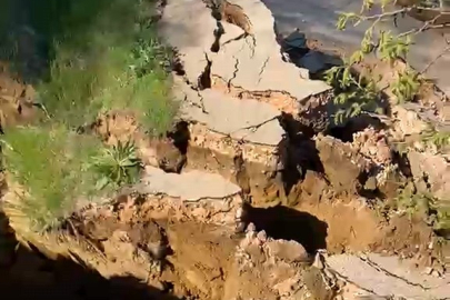 Bursa'da meydana gelen heyelan yolu parçalara ayırdı