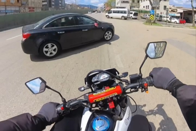 Motosiklet otomobile çarptı... O anlar kask kamerasına yansıdı