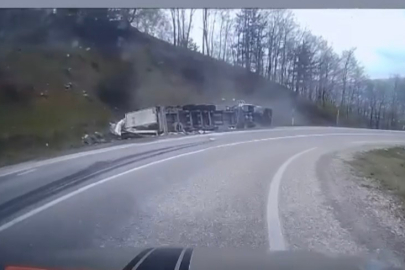 Virajı alamayan tır devrildi, sürücü yaralandı: Kaza anı kamerada