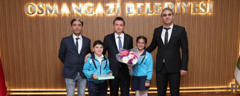 Başkan Aydın koltuğu çocuklara bıraktı