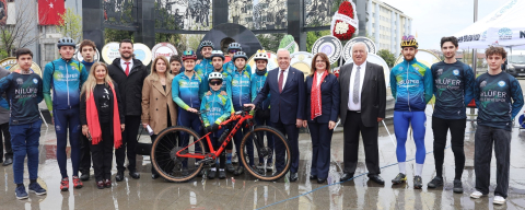 Nilüfer, 23 Nisan’ı Cumhuriyet Meydanı’nda kutladı