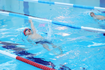 Osmangazi Yüzme Şenliği’nde kazananlar kupalarını aldı