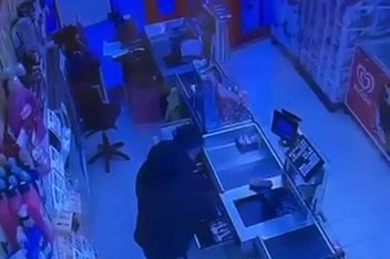 Marketten nakit para ve sigara çalan şüpheli kameralara yansıdı