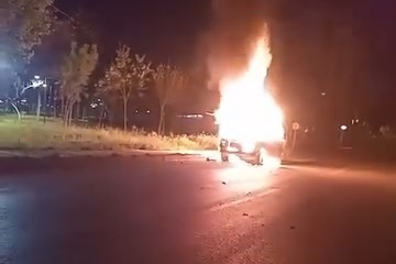 Otomobil gece yarısı alevlere teslim oldu, kullanılamaz hale geldi