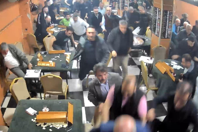 Otomobilden çıkan yüksek ses camları titretti kahvehanedekiler deprem korkusu yaşadı