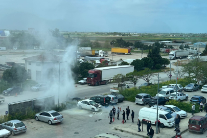 Otoparktaki otomobil, alev topuna döndü