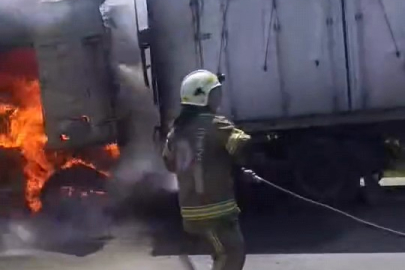 Seyir halindeki tır alev alev yandı