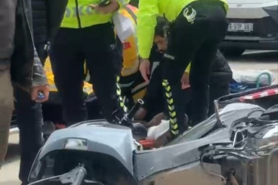 Bursa'da otomobilin çarptığı motosikletli kurye yaralandı
