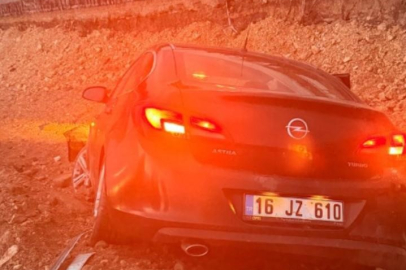 Kontrolden çıkan otomobil inşaata uçtu: 2 yaralı