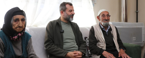 Yaşlıların ayağına doktor, berber ve tesisatçı gitti, dünyalar onların oldu