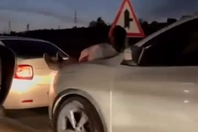 Araç çekmenin böylesi: Halat bulamayınca iki aracın arasına insan koydular
