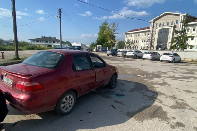 Motosiklet ile otomobil çarpıştı: 5 yaralı
