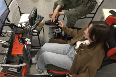 BTÜ'de F16 heyecanı...Gençler kokpite geçti