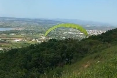Paraşütü ile ormana daldı
