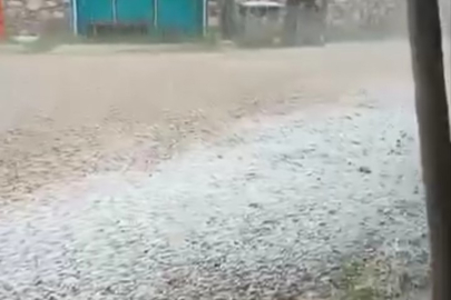 Bursa’da ceviz büyüklüğünde dolu yağdı...Camlar kırılma noktasına geldi