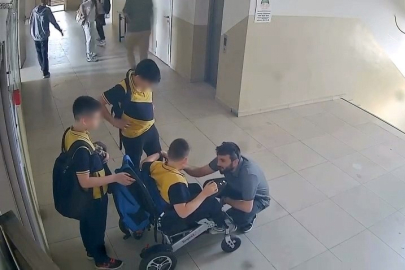 Asansör bozulunca engelli öğrencisini sırtında taşıdı