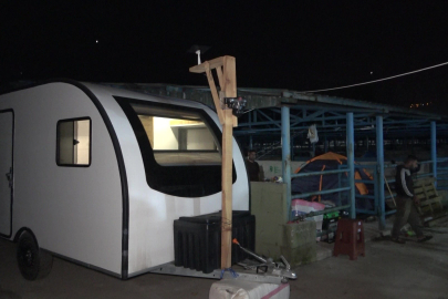 Hayvan pazarında karavan ve çadır kamping...