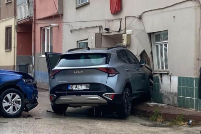 Otomobil ile çarpışan cip eve girdi