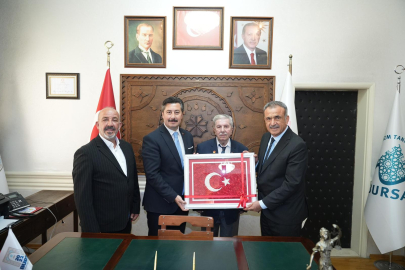 BAŞKANLIK MAKAMINDA DUYGUSAL BULUŞMA:  GAZİMAĞUSA BELEDİYE BAŞKANI ULUÇAY, KIBRIS GAZİSİ MUSTAFA ÖZEL İLE BİR ARAYA GELDİ