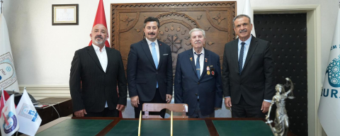 BAŞKANLIK MAKAMINDA DUYGUSAL BULUŞMA:  GAZİMAĞUSA BELEDİYE BAŞKANI ULUÇAY, KIBRIS GAZİSİ MUSTAFA ÖZEL İLE BİR ARAYA GELDİ