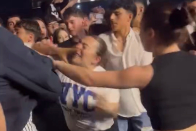 Konserde tekme ve yumruklar havada uçuştu