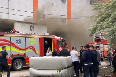 Koltuk fabrikasında korkutan yangın: 2 kişi dumandan etkilendi
